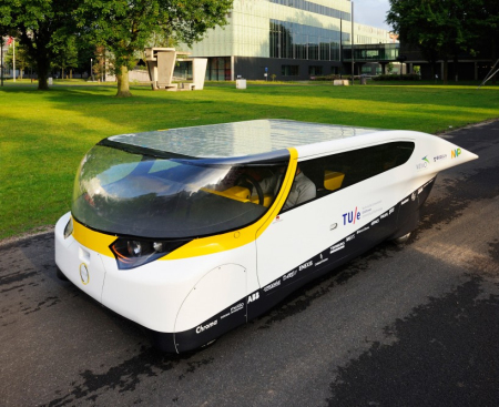 stella-worlds-first-solar-powered-family-car04-818x668